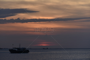 漁船與夕陽的離別